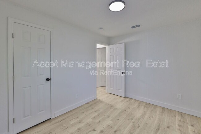 Building Photo - 875 53rd Terrace N