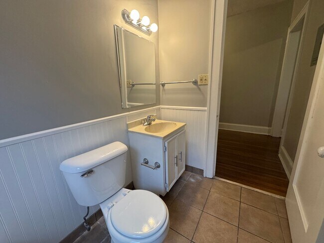 Building Photo - 2773 Hampshire-Unit 8