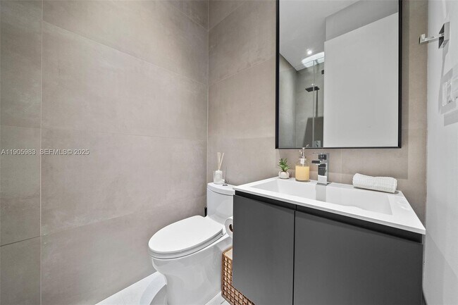 Building Photo - 4585 Nautilus Dr