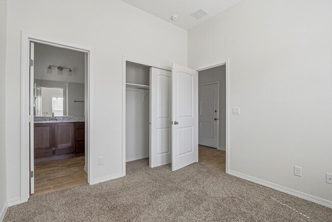 Building Photo - 905 Louisiana Downs Ave