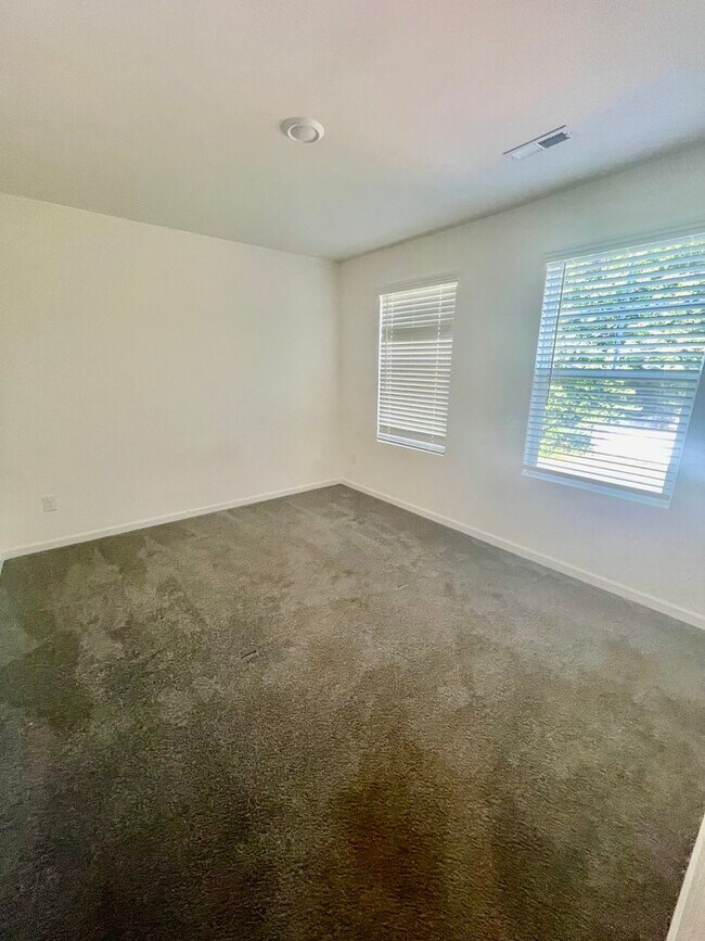 Building Photo - Welcome to this stunning 5-bedroom, 2-bath...