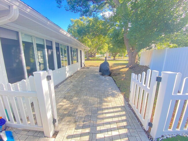 Building Photo - 701 Denton Rd