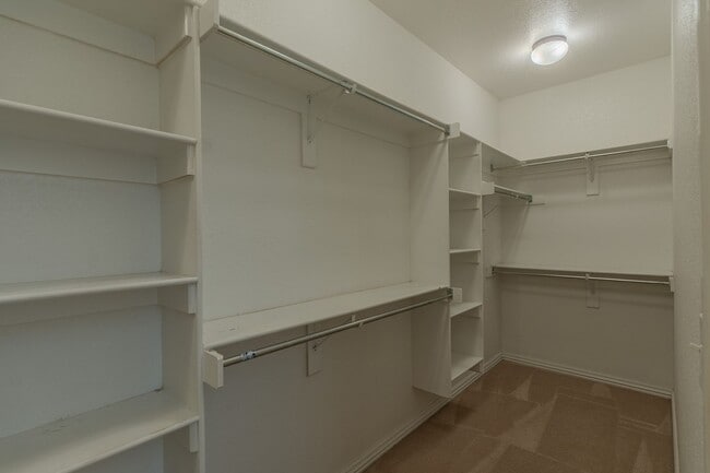 Building Photo - 4 BR Farmington Home!