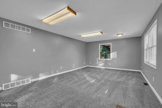 Building Photo - 165 Lakeview Dr N