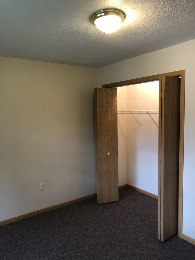 Building Photo - 3027 River Rd