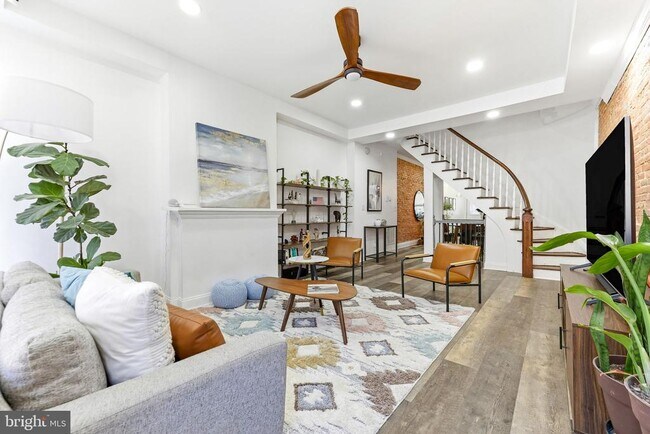 Building Photo - 737 Dolphin St