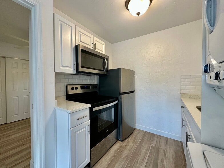 Building Photo - 4241 Tarpon Ave