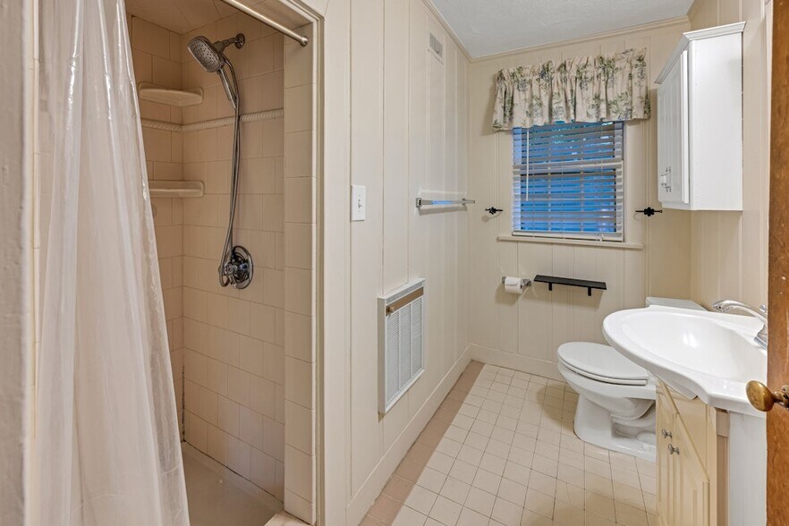 Bathroom - 82 Winsor Pl