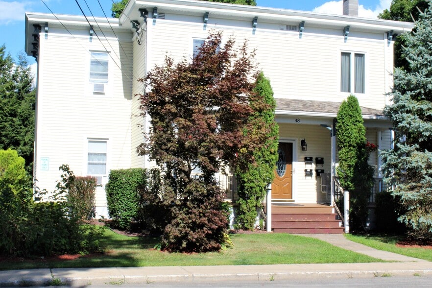 Well manicured yard - 48 Miller St