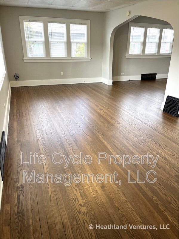 Building Photo - 549 32nd St SE