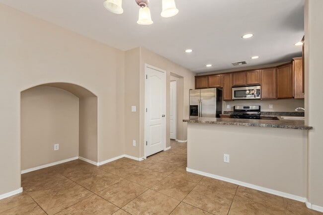 Building Photo - Welcome Home 3B/2BA in Lyons Gate!