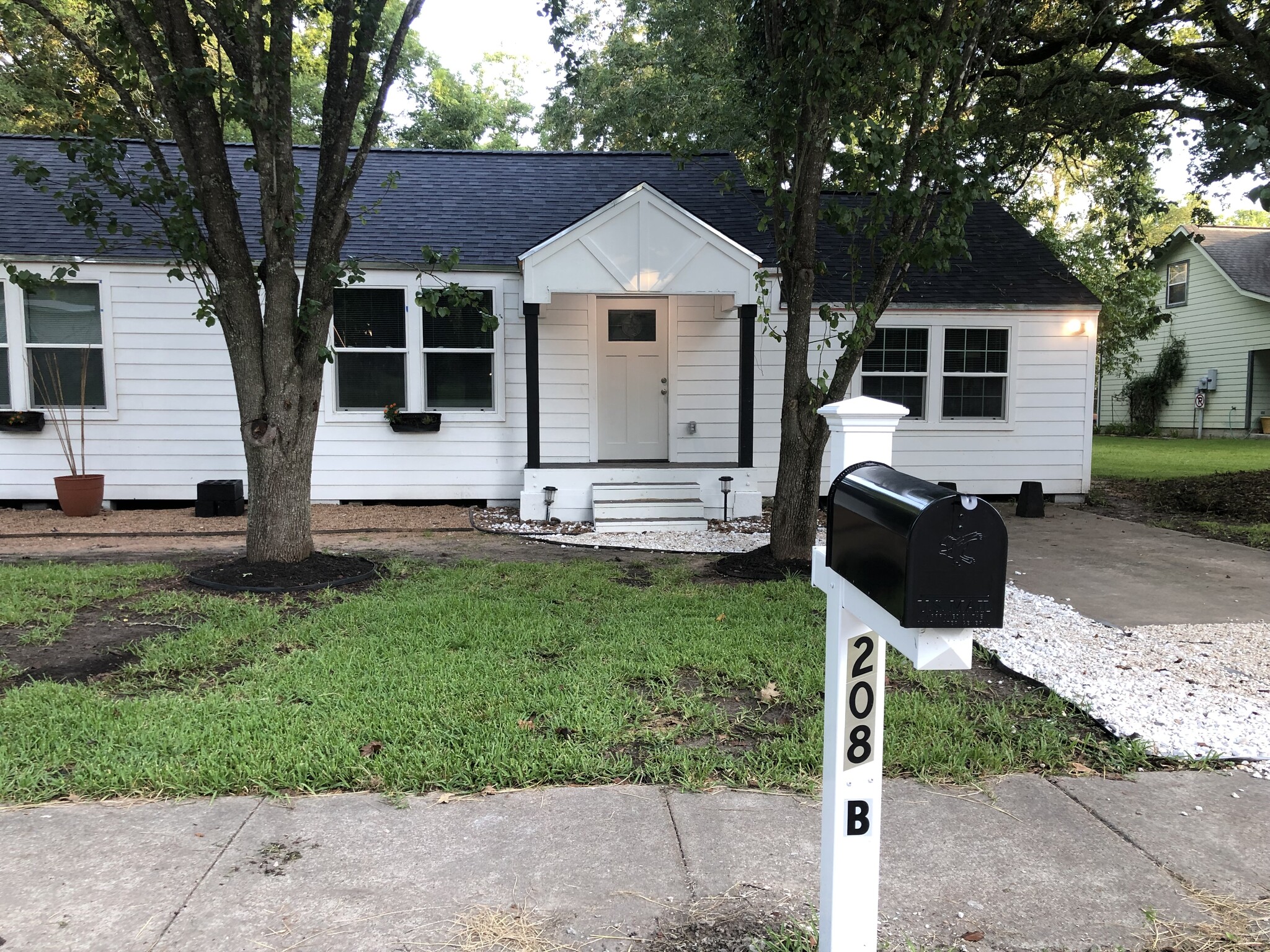 Building Photo - 208 E Magnolia St