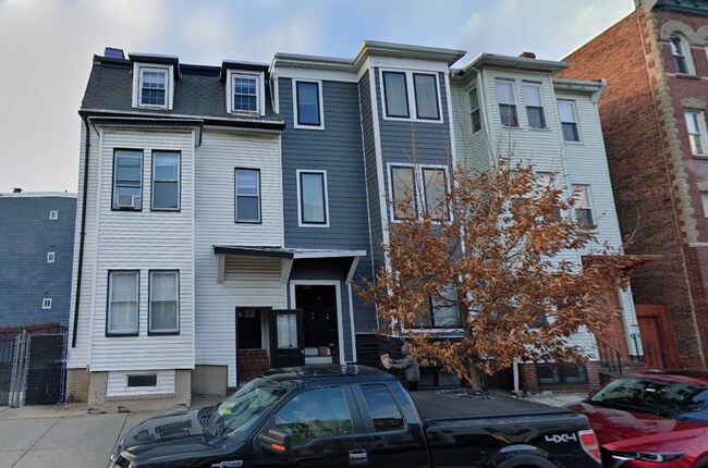 Building Photo - 61 Chelsea St
