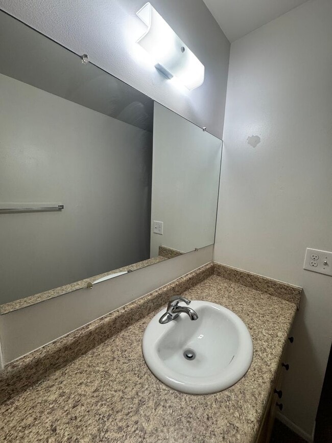 Building Photo - Beautiful 2 bedroom duplex for rent in Cottonwood Heights!