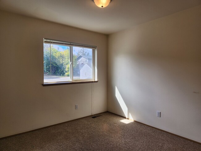 Building Photo - 3 bedroom overlooking Silverdale