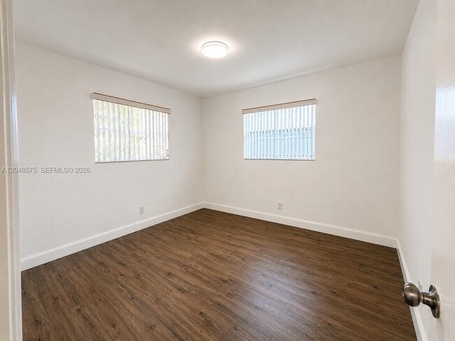 Building Photo - 117 NE 30th Ct
