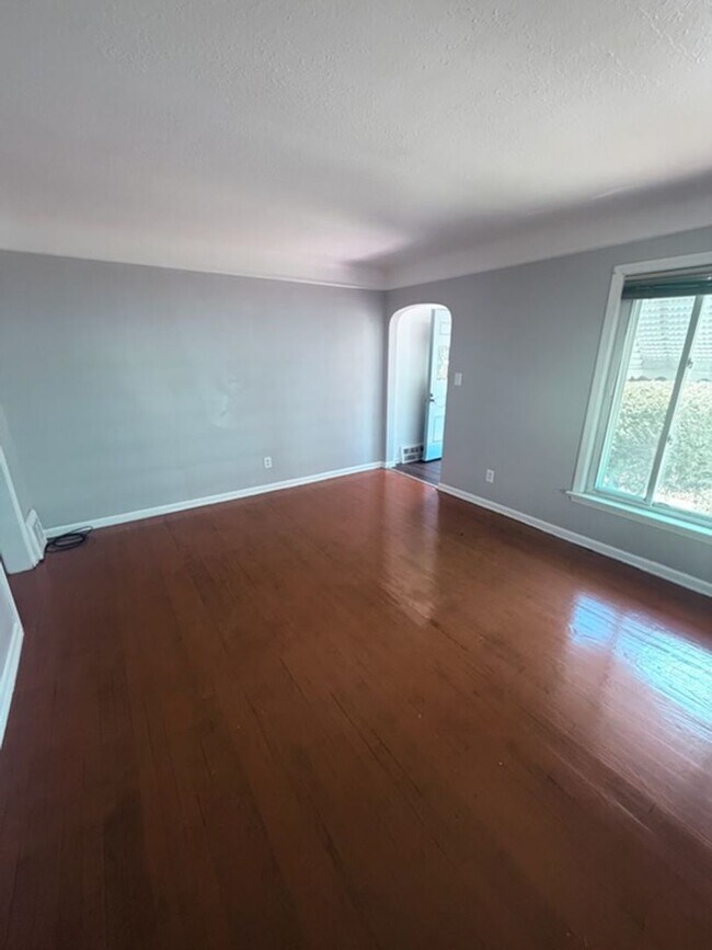 Building Photo - A Single family home with Garage in Garfield Heights