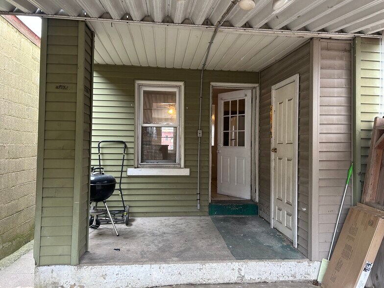 Private back porch - 808 E Morton St