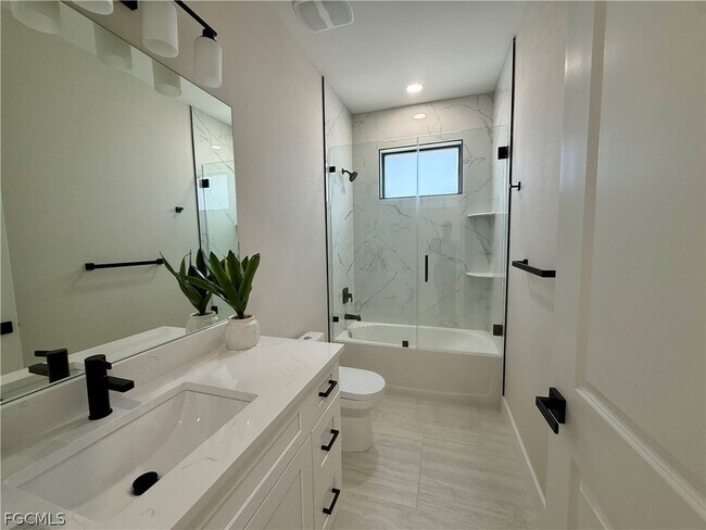 Building Photo - 106 NE 8th Pl