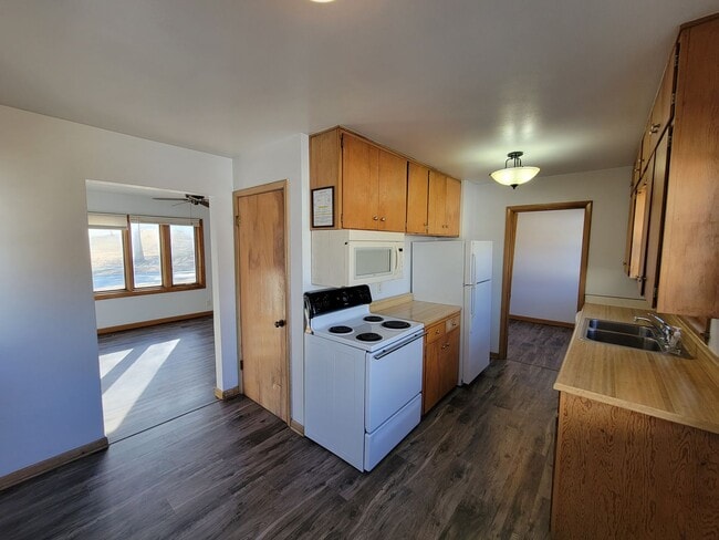 Building Photo - 3 Bedroom House with Large Garage