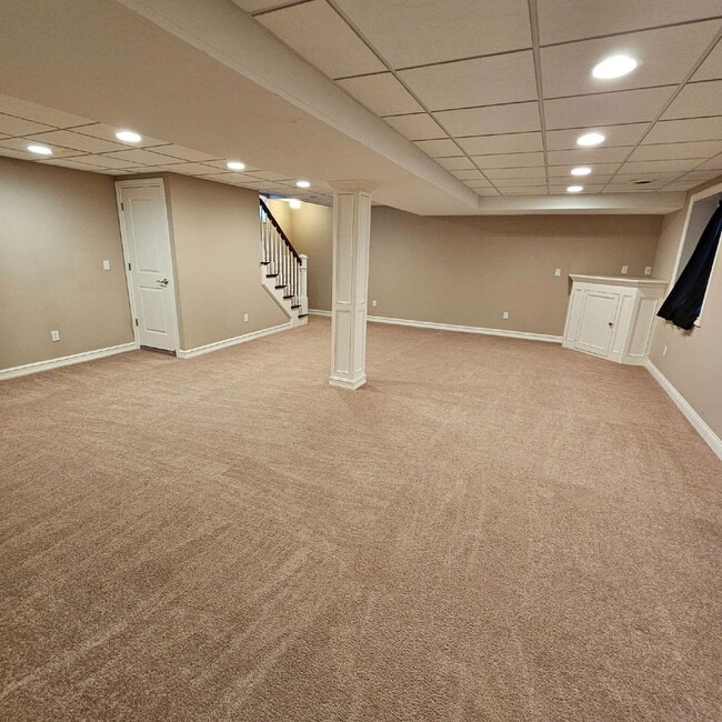 Building Photo - 3 Bedroom, 2.5 Bath Townhome Near Lake St. Clair with Finished Basement, Attached Oversized 2 Car...