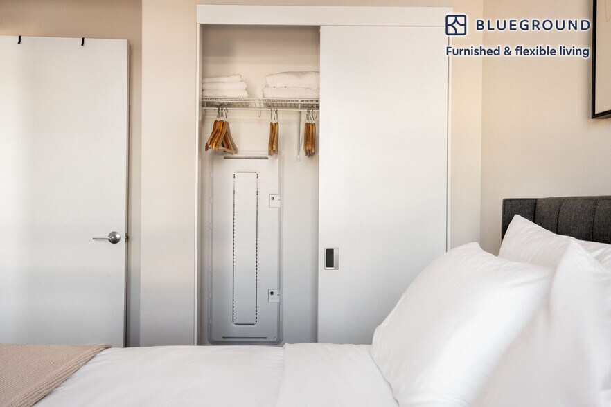 Building Photo - 3560 Rambla Pl