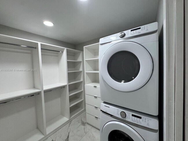 Building Photo - 15011 Coconut Ct