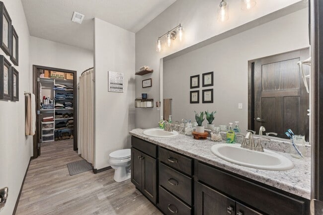 Building Photo - 4500 E Whisper Ridge Pl
