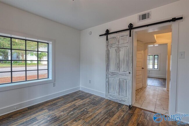 Building Photo - 1122 NE Wellman Ave