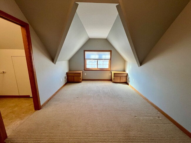 Building Photo - Charming Three Bedroom Home!