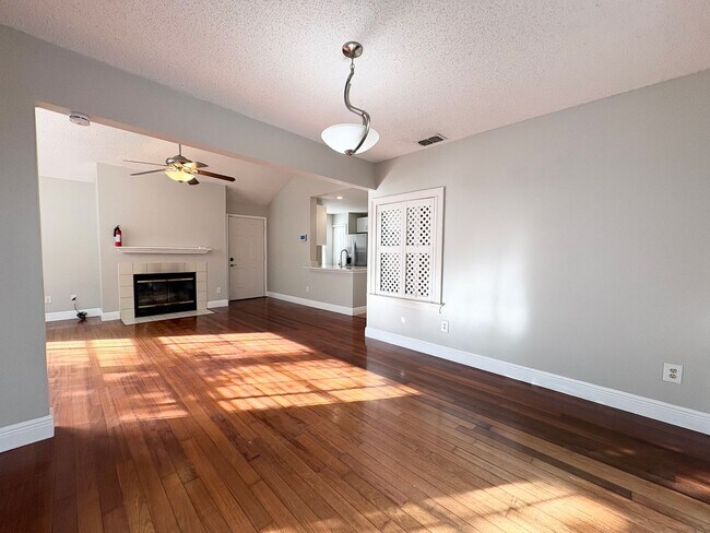 Building Photo - 690 Roaring Dr