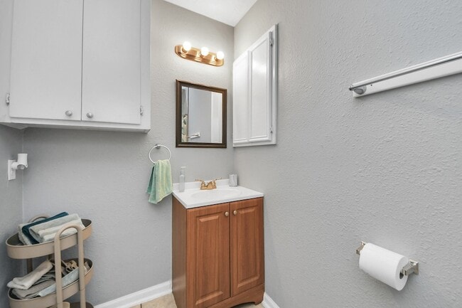 Building Photo - 2806 Oak Dr
