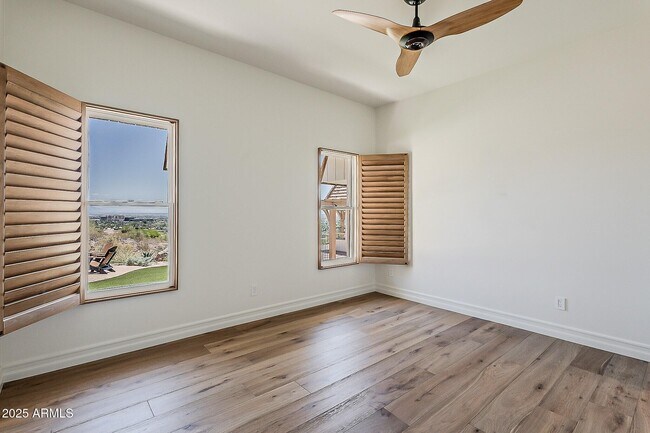 Building Photo - 5654 E Mesquite Ln