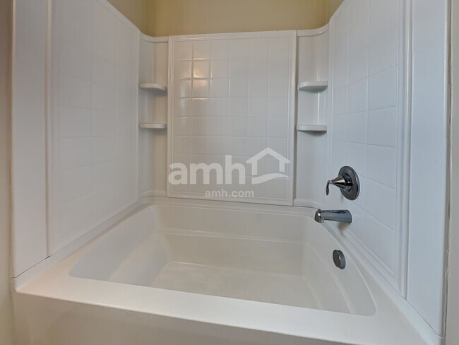 Building Photo - 3 Invierno Lake Dr