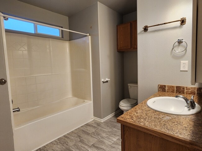 Building Photo - 912 E Georgia Ave