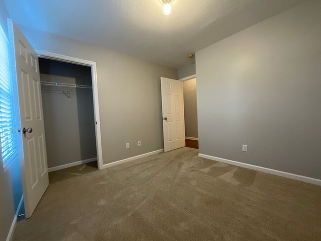 Building Photo - 3 bedroom/2 bath home