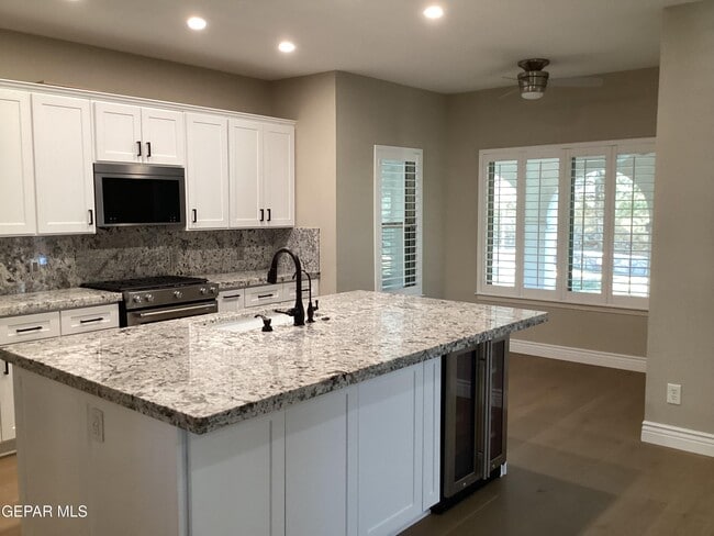 Building Photo - 305 Cloud Song E