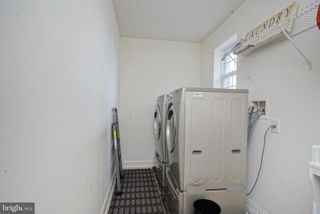 Building Photo - 142 White Cedar Dr