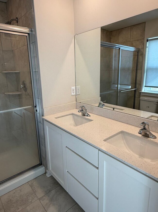 Building Photo - THREE BEDROOM/ END OF ROW TOWNHOME in Southern Lehigh Schools