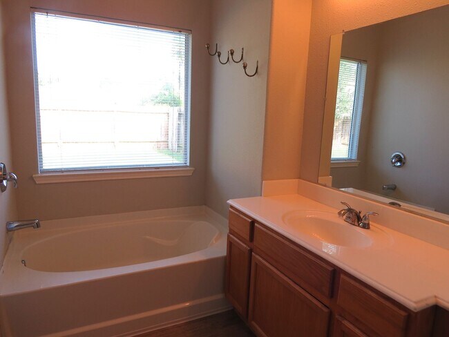 Building Photo - For Lease | 3 Bed, 2 Bath | 1,066 Sq Ft | Beer Creek Meadows|