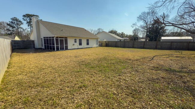 Building Photo - Charming 3 bedroom