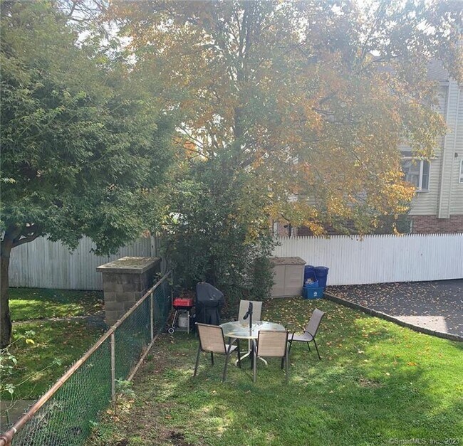 Building Photo - 490 Den Ln