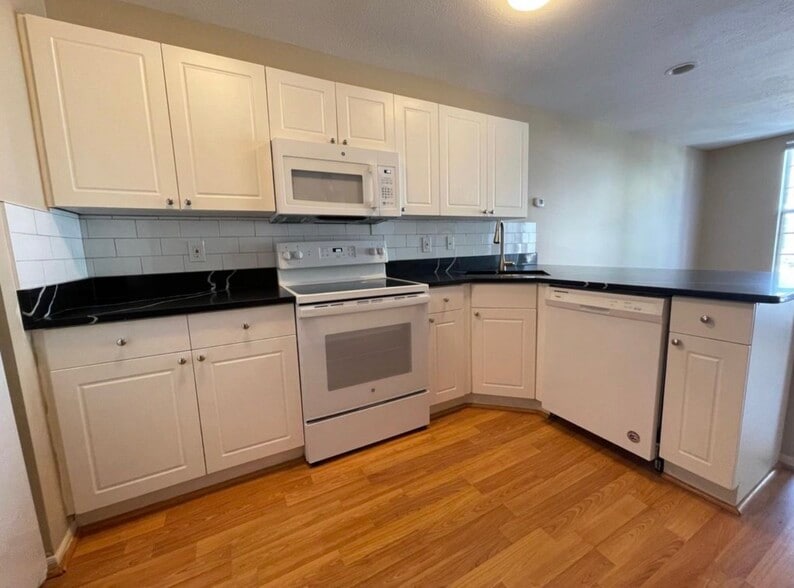 Bright kitchen with ample cabinet space and full appliance suite. - 289 Preswicke Ml
