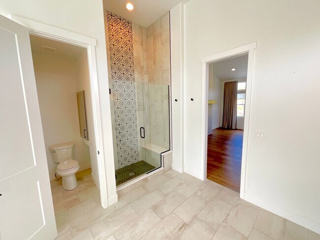 Building Photo - 5 Bedroom Home Available Near Baptist Rd &...