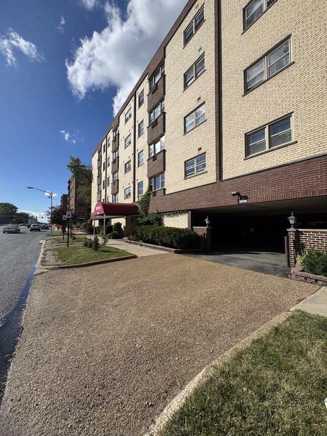 Building Photo - 7840 W North Ave