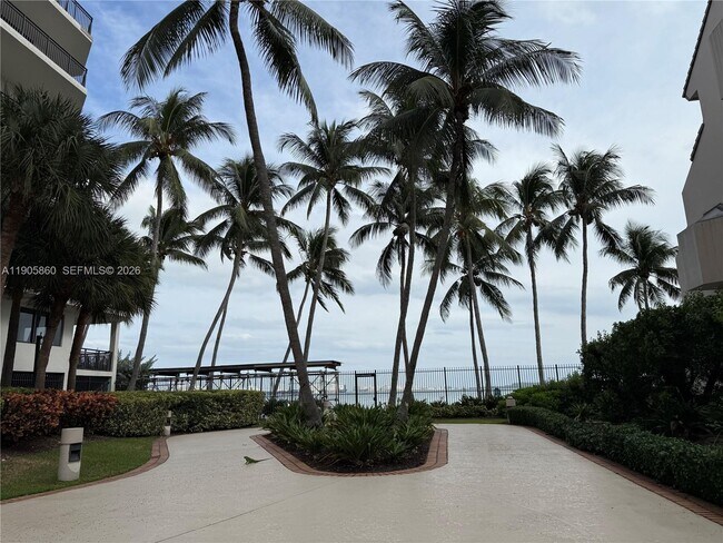 Building Photo - 540 Brickell Key Dr