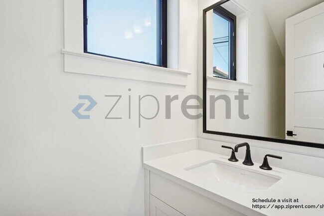 Building Photo - 1028 Brown Ave