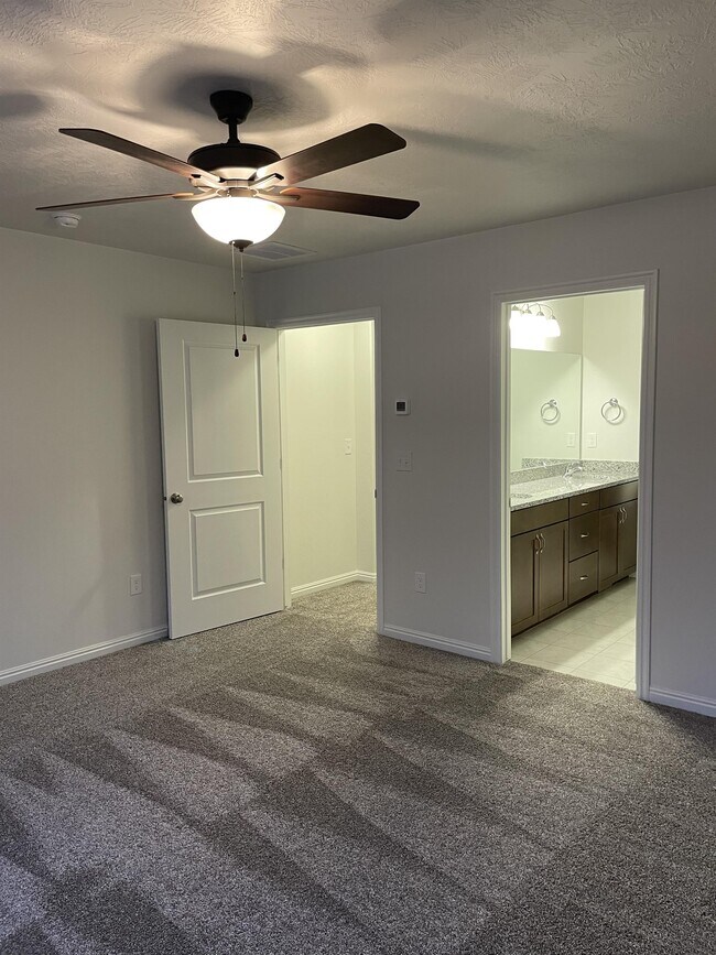 Building Photo - 15135 S Reins Way