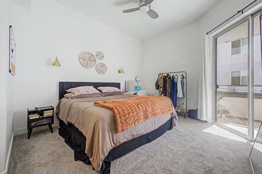 Building Photo - 945 E Playa del Norte Dr