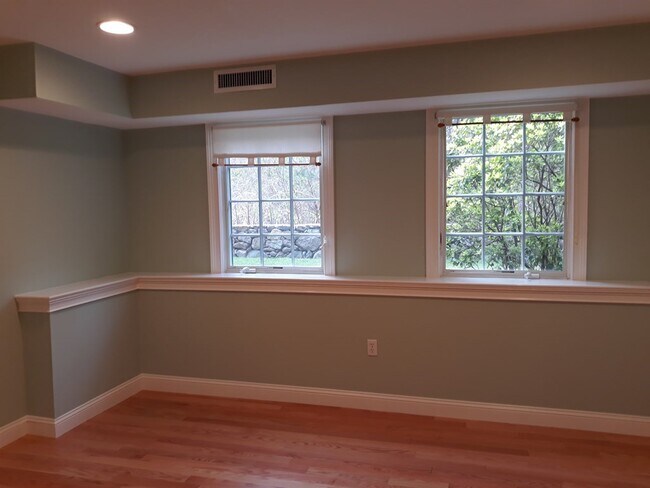 Building Photo - 344 Boylston St